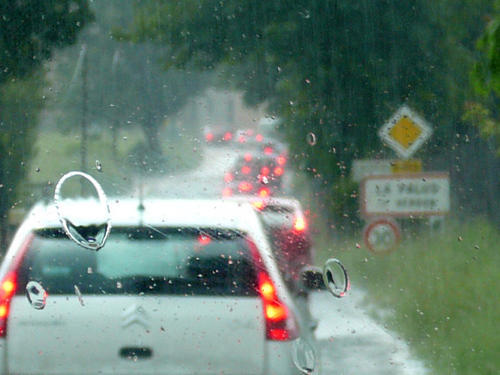 Conduire sous la pluie : quelle attitude adopter ?
