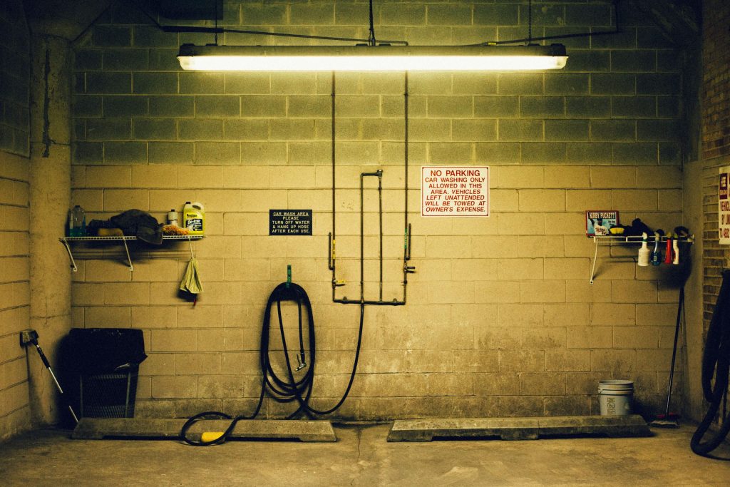 Intérieur d'un garage avec outils